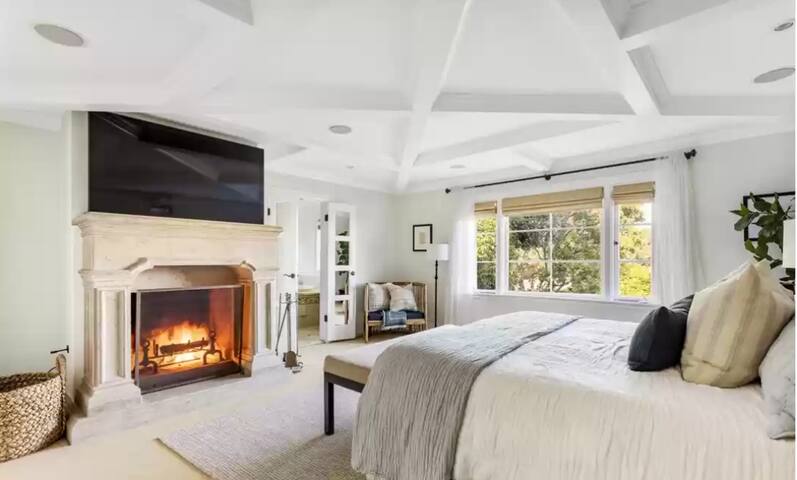 Brentwood Chateau Retreat with Ocean & City Views gallery image 3