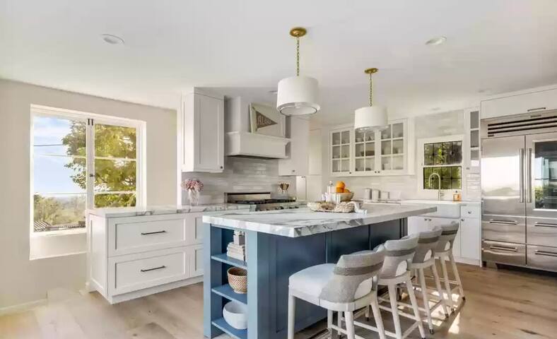 Brentwood Chateau Retreat with Ocean & City Views gallery image 2