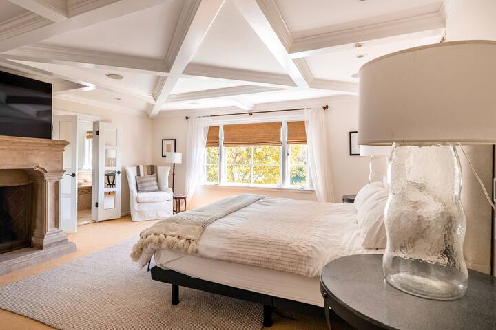 Brentwood Chateau Retreat with Ocean & City Views gallery image 5