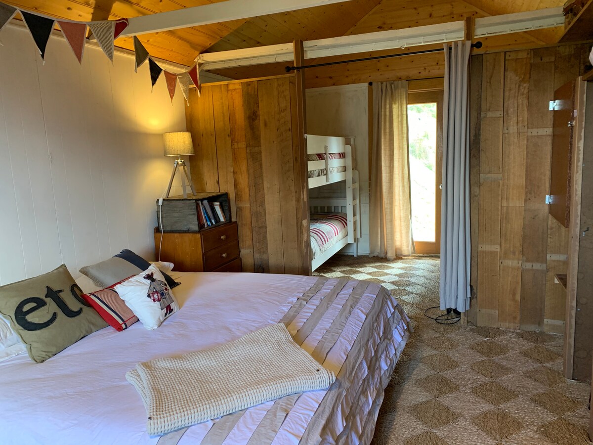 Kitanda cha mfalme na seti 2 za vitanda vya ghorofa.