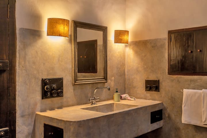 Fuchsia Bathroom