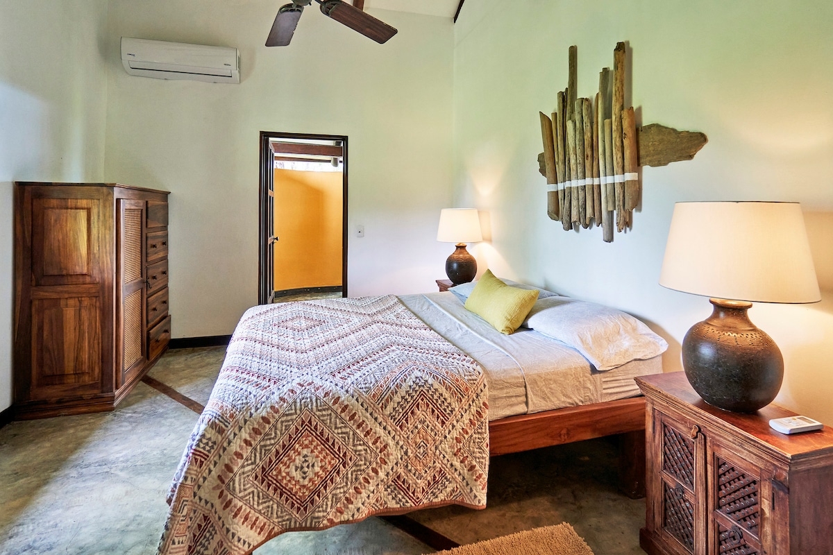 Dhomë gjumi me pamje nga xhungla me banjë ngjitur (e përbashkët me dhomën tjetër të gjumit)