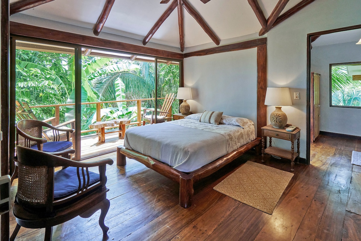 Suita kryesore me ballkon më vete dhe banjë ngjitur