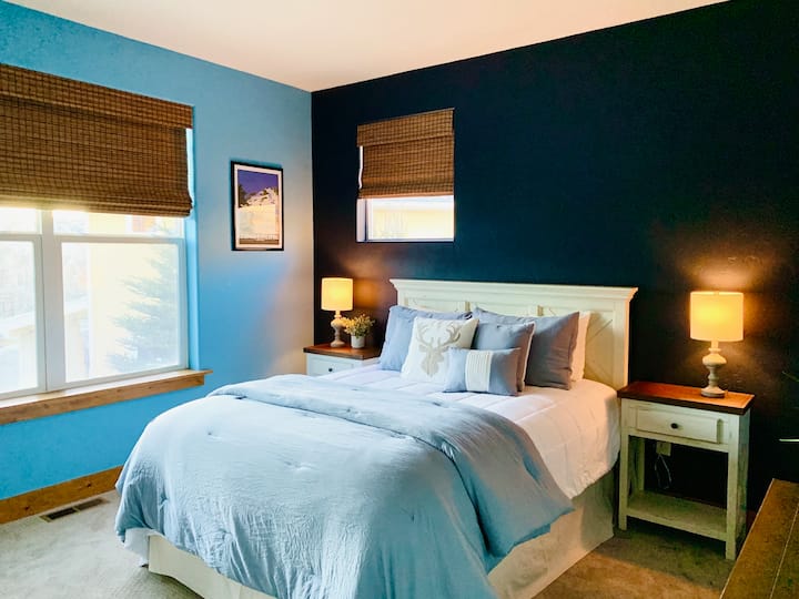 Dormitorio queen (BR#2) en el segundo piso.  Comparte el baño Jack y Jill con BR#3.