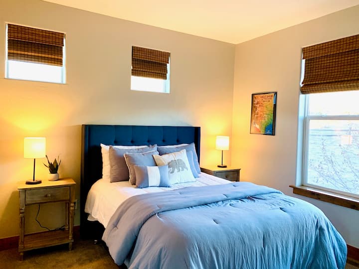 Dormitorio queen (BR#3) en el segundo piso.  Comparte el baño Jack y Jill con BR#2.