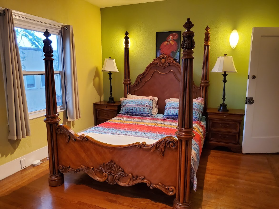 Рамка за легло с 4 плаката в основната  спалня