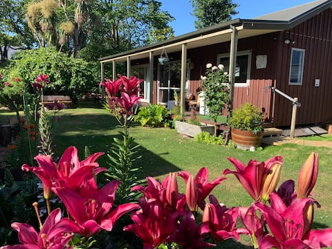 City Paradise Cabbage Tree Retreat+Arahi Tours NZ