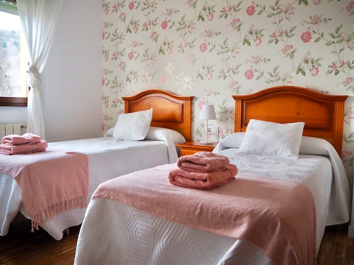 חדר שינה עם שתי מיטות נפרדות