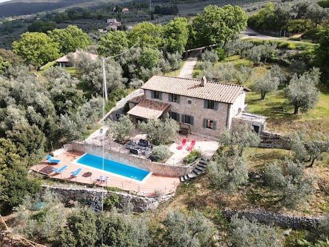 Detached house with private pool & great views!
