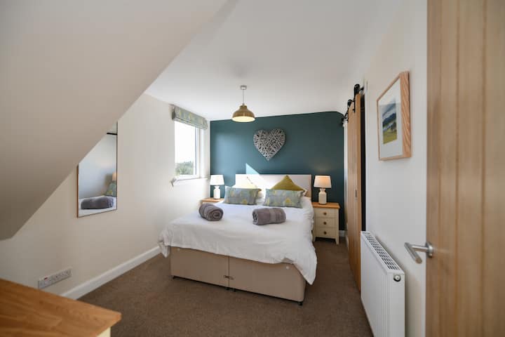 Მთავარი ზომის საძინებელი ცალკე საძინებლით