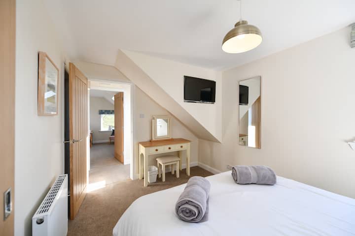 Მთავარი ზომის საძინებელი ცალკე საძინებლით და 32"-იანი სმარტ-ტელევიზორით