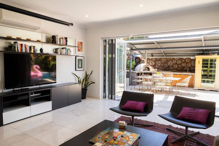 Stunning home near Beach with Pool & Sauna gallery image 2