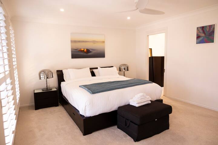 Stunning home near Beach with Pool & Sauna gallery image 3