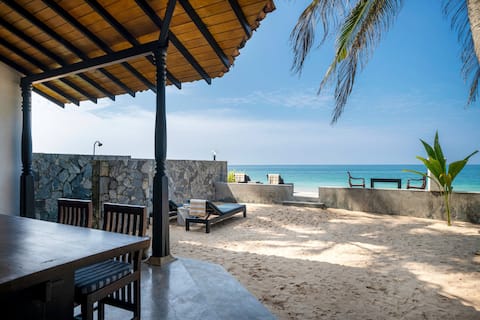 Blue Parrot Beach Villa, Right On The Beach