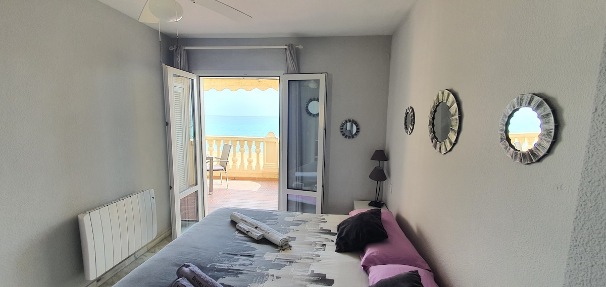 Hlavná spálňa apartmánu so vstavanou kúpeľňou a výhľadom na oceán 