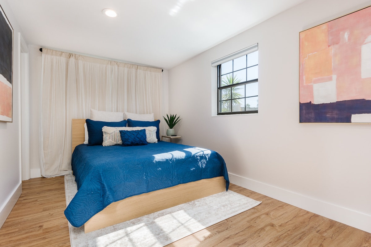 HLAVNÁ SPÁLŇA: Majster s vlastnou kúpeľňou a sprchovacím kútom. Manželská posteľ s nástennou televíziou vybavenou službou Netflix a YouTubeTV. 