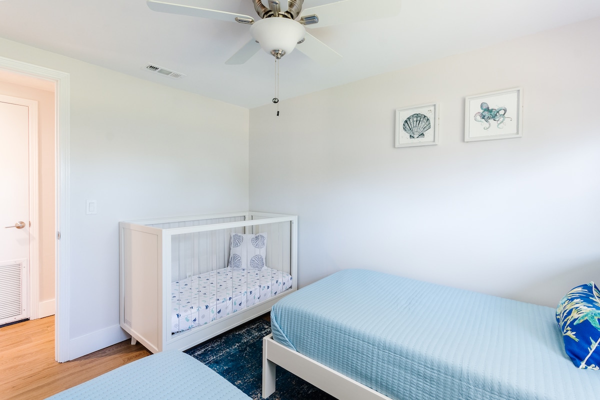 SPÁLŇA 3: Dve samostatné postele s matracmi z pamäťovej peny a detskou postieľkou. Stropný ventilátor. 