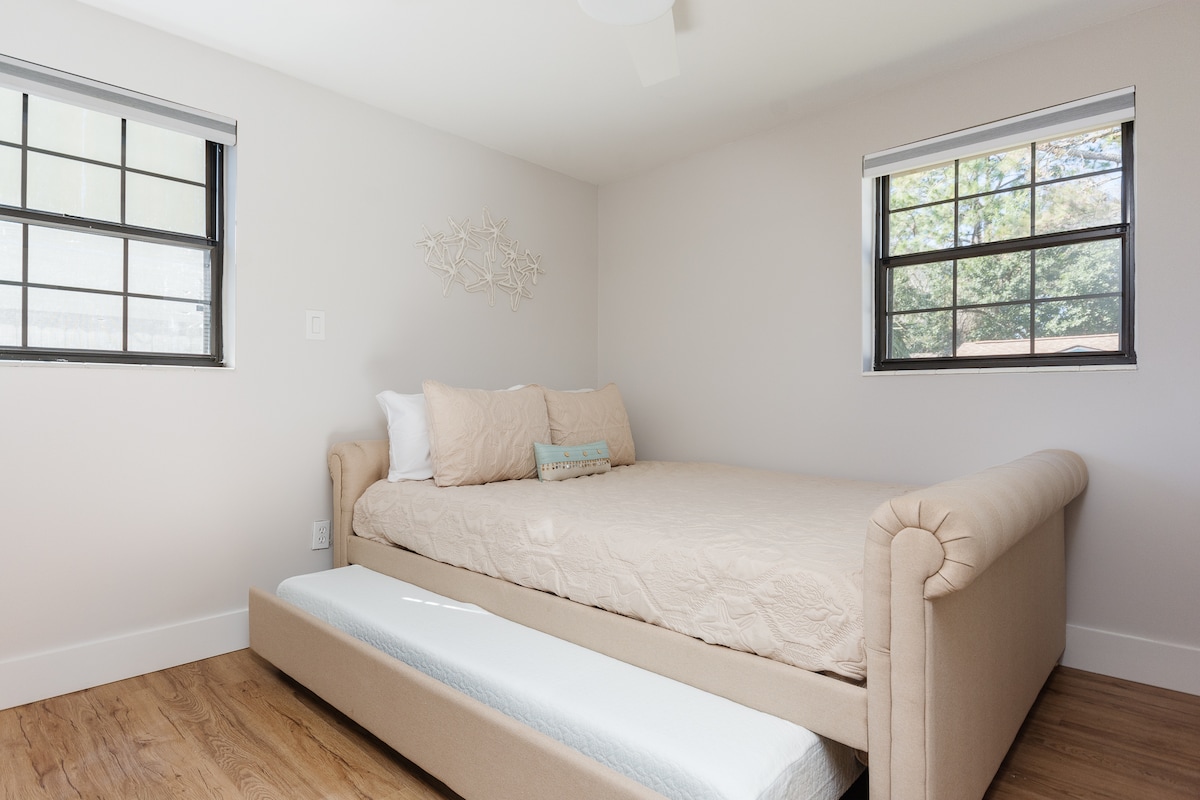 SPÁLŇA 2: manželská posteľ s pamäťovou penou s vysúvacou pamäťovou penou v plnej veľkosti. Stropný ventilátor. 