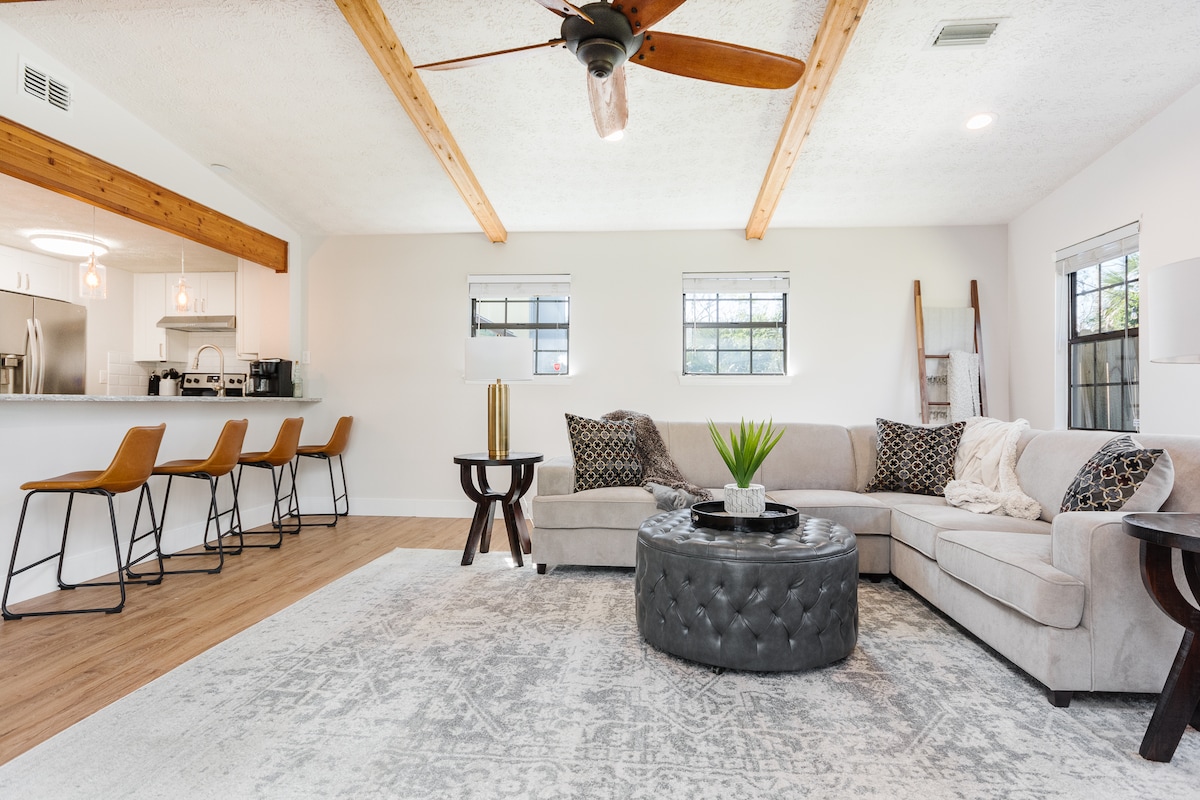 S rozkladacou pohovkou veľkosti queen size a dostatkom priestoru na umiestnenie poskytnutého nafukovacieho matraca vedľa nej je v obývacej izbe len 2 až 4 osoby. 