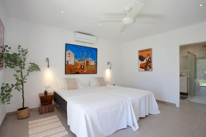 Peamine magamistuba ja vaade privaatsele ruumile. Voodid on viietärnihotelli kvaliteediga Skandinaavia voodid, mis on imporditud Jenseni voodite kaudu.