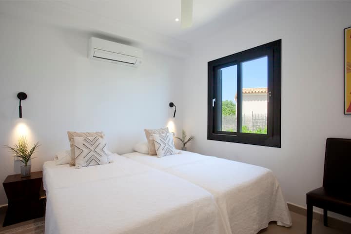 4. magamistuba. See võib olla väga päikeseküllane tuba, kui aknaluugid on avatud. Külaliskorter asub voodite ees. Selles toas on sul täielik privaatsus ülejäänud villast, mis asub jõusaali kõrval.