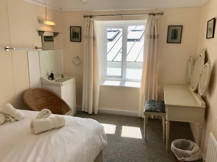 Соба 4. Дупли кревет, мијалник, шкаф за облека со закачалки, гардеробер. Поглед кон југ.