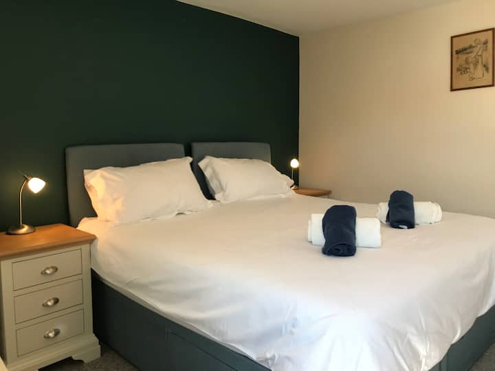 Соба 2. Брачен кревет (широк 150-179 см) или 2 единечни. Самостојна бања/мијалник/тоалет. Шкаф со закачалки за капути, гардеробер, стол, ноќни масички и светилки за читање покрај креветот на допир. Поглед кон југ.