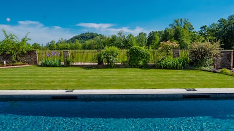 Pool, garden and relax : Paraglider's house B&B