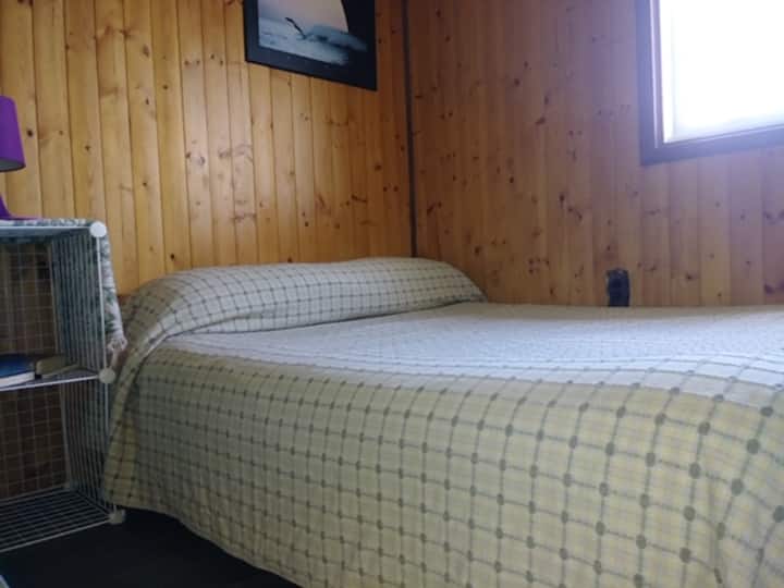 cama individual en un dormitorio más pequeño