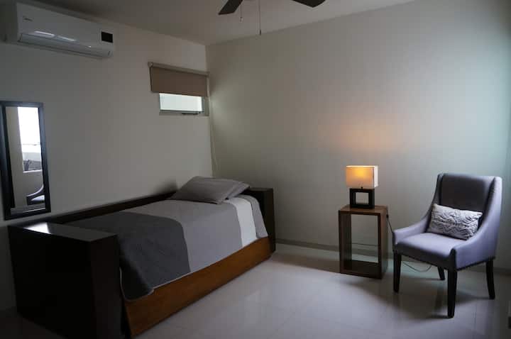 Chumba #2 - Kitanda cha mtu mmoja na Kitanda cha Kuvutwa nje