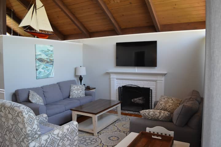 Cape Cod Falmouth Getaway Close To Beaches & Pool - Woods Hole, MA