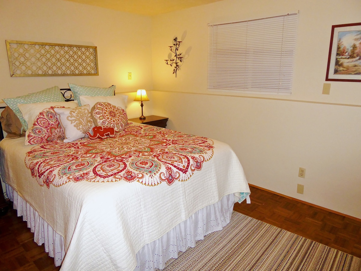 Izba v Indii. S manželskou posteľou Queen a matracom z pamäťovej peny. Posteľná bielizeň z egyptskej bavlny.