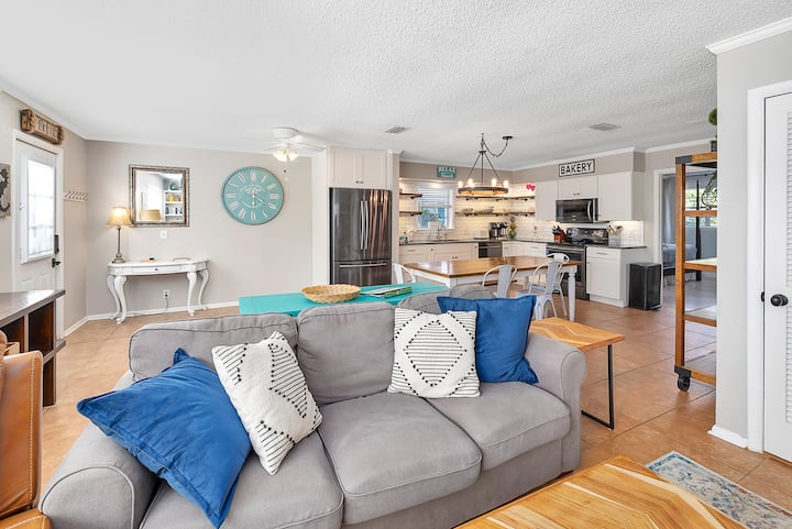 vue du salon vers la cuisine, canapé queen.