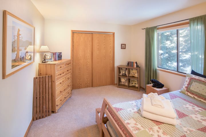 Vista completa de la habitación de los niños. Mucho espacio para jugar.