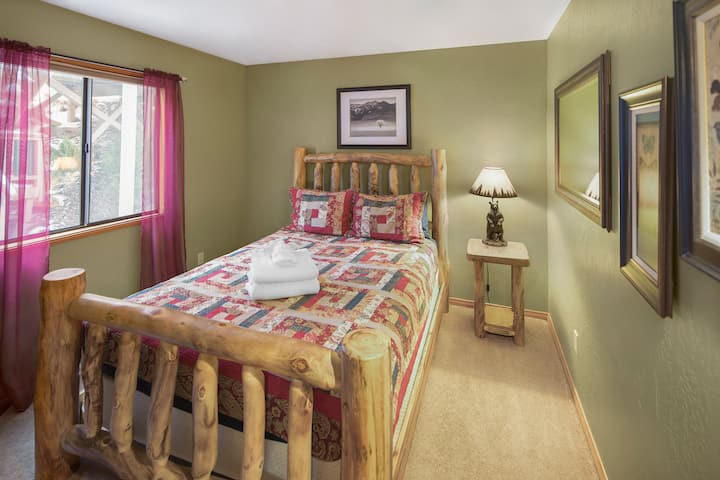 Disfruta de la cama tamaño queen con tronco en la habitación extra