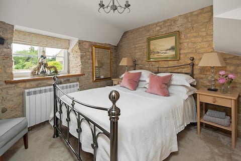 Beautiful cottage perfectly located in Stow Square