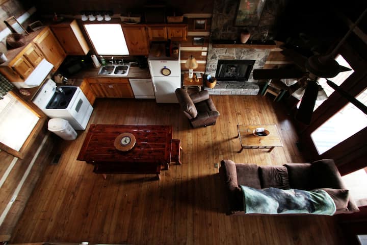 Pamje e kuzhinës dhe ambientit të ndenjjes nga lofti. Veranda e pasme është në të djathtë