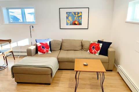 Top Airbnb: Cheerful, one bedroom suite in 1940's bungalow. in Hastings Sunrise
