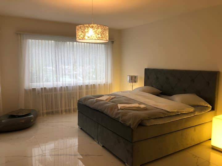 Dhomë gjumi 28 m² me krevat me bazament 200 x 200 cm, me banjë private dhe dalje të drejtpërdrejtë në kopsht