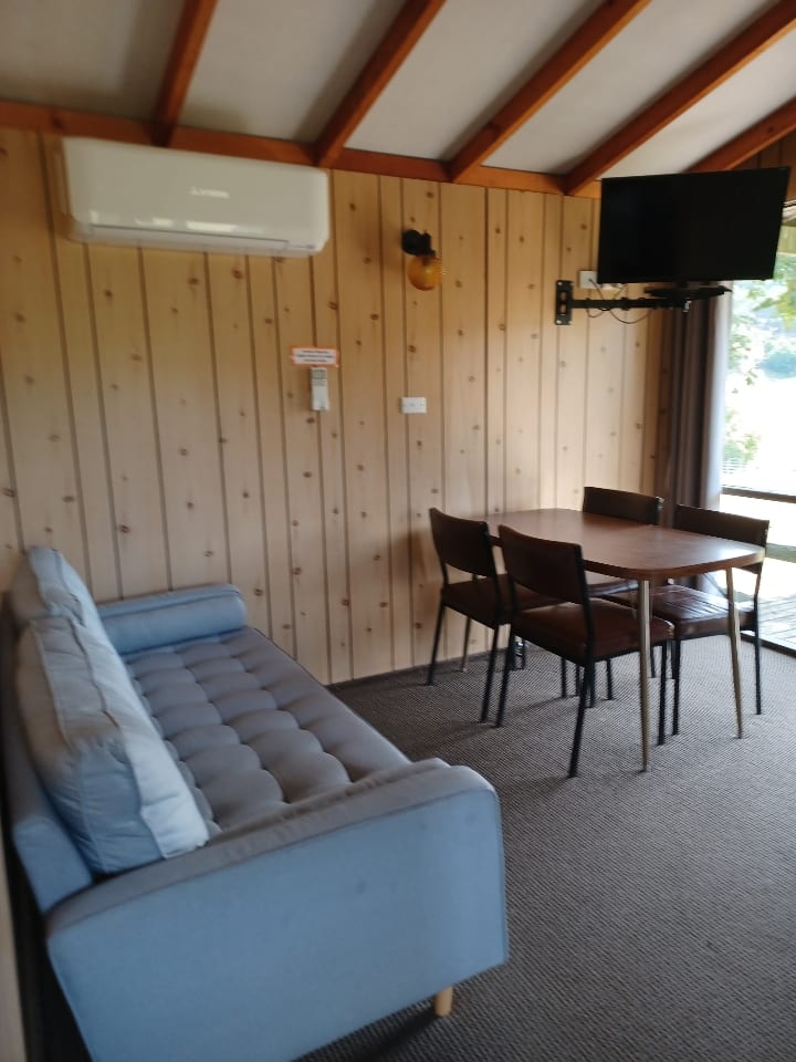 Prostor za opuštanje/blagovaonicu ima klima-uređaj i televizor, a iz njega se pruža predivan pogled na brežuljke i povijesni most.