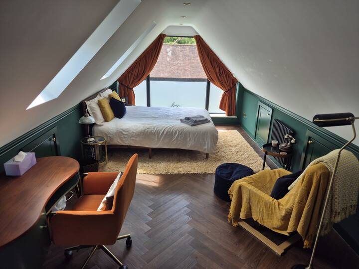 Priestranná spálňa s vlastnou kúpeľňou so sprchovacím kútom. 