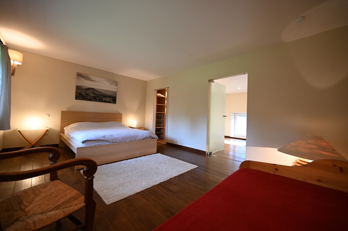 Просторна спалня с двойно легло и единично легло. Баня и прилежащи съблекални.