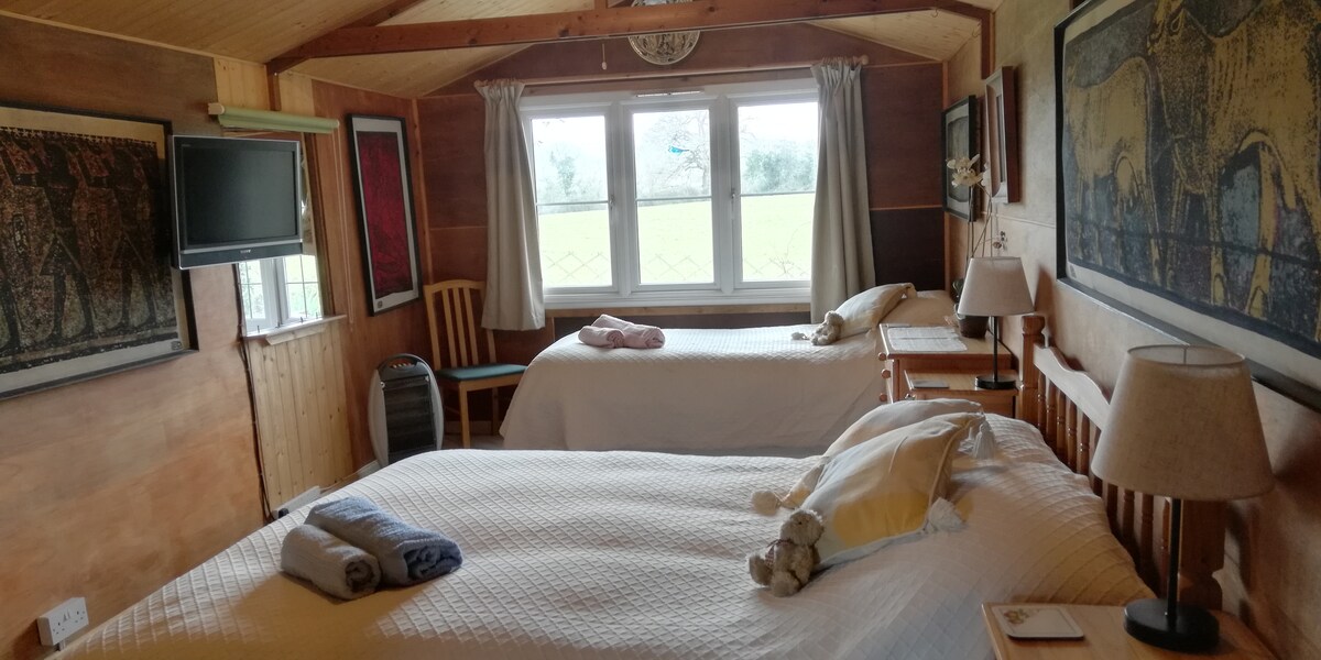 אתם יכולים לשכב במיטה וליהנות מהנוף מעל השדות ולצפות בציפורים אצל מאכילי הציפורים.