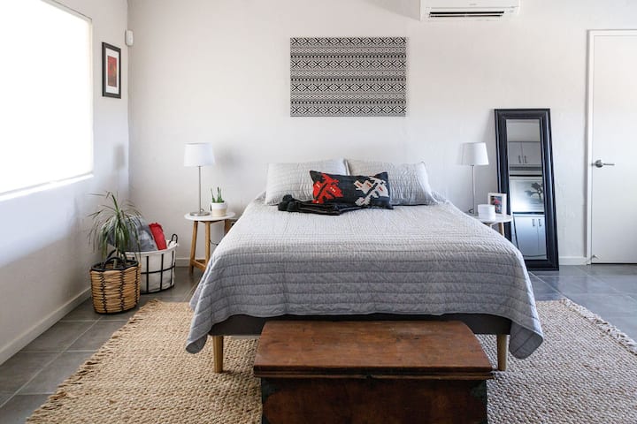 חדר שינה ראשי גדול עם מיטת קווין סייז