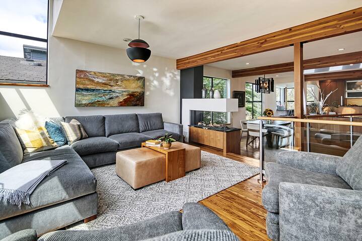 The RidgeView – 4BR w/ Roof-top Hot Tub & Views gallery image 4