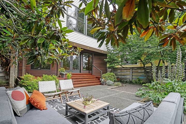 The RidgeView – 4BR w/ Roof-top Hot Tub & Views gallery image 3