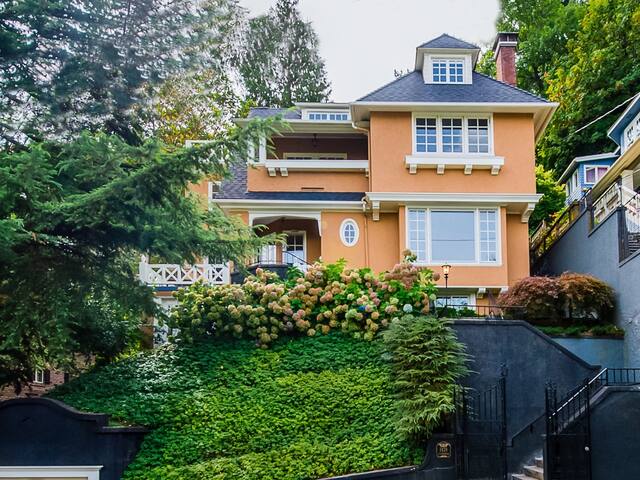 Historic Jacobberger House Downtown Portland gallery image 5