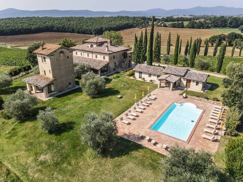 Large villa with private pool 110km from Rome