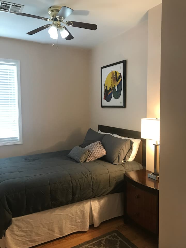 Შუა საძინებელი Queen Bed
