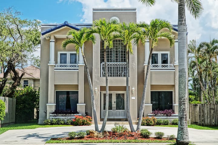 Beachwalk Villa with POOL 5 bed/3 bath